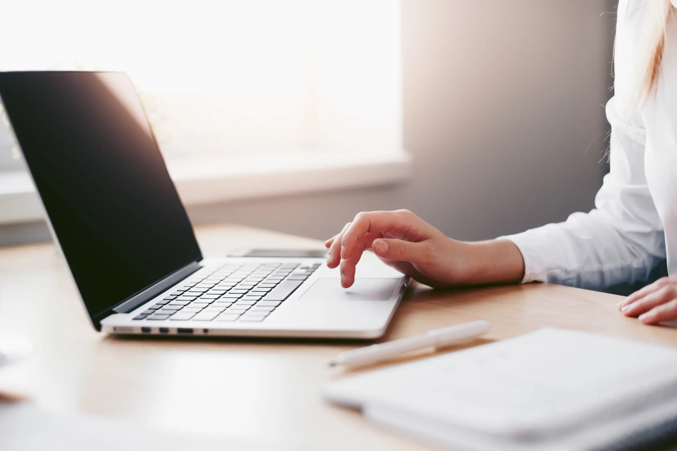 business-woman-working-on-laptop-in-her-office-free-photo