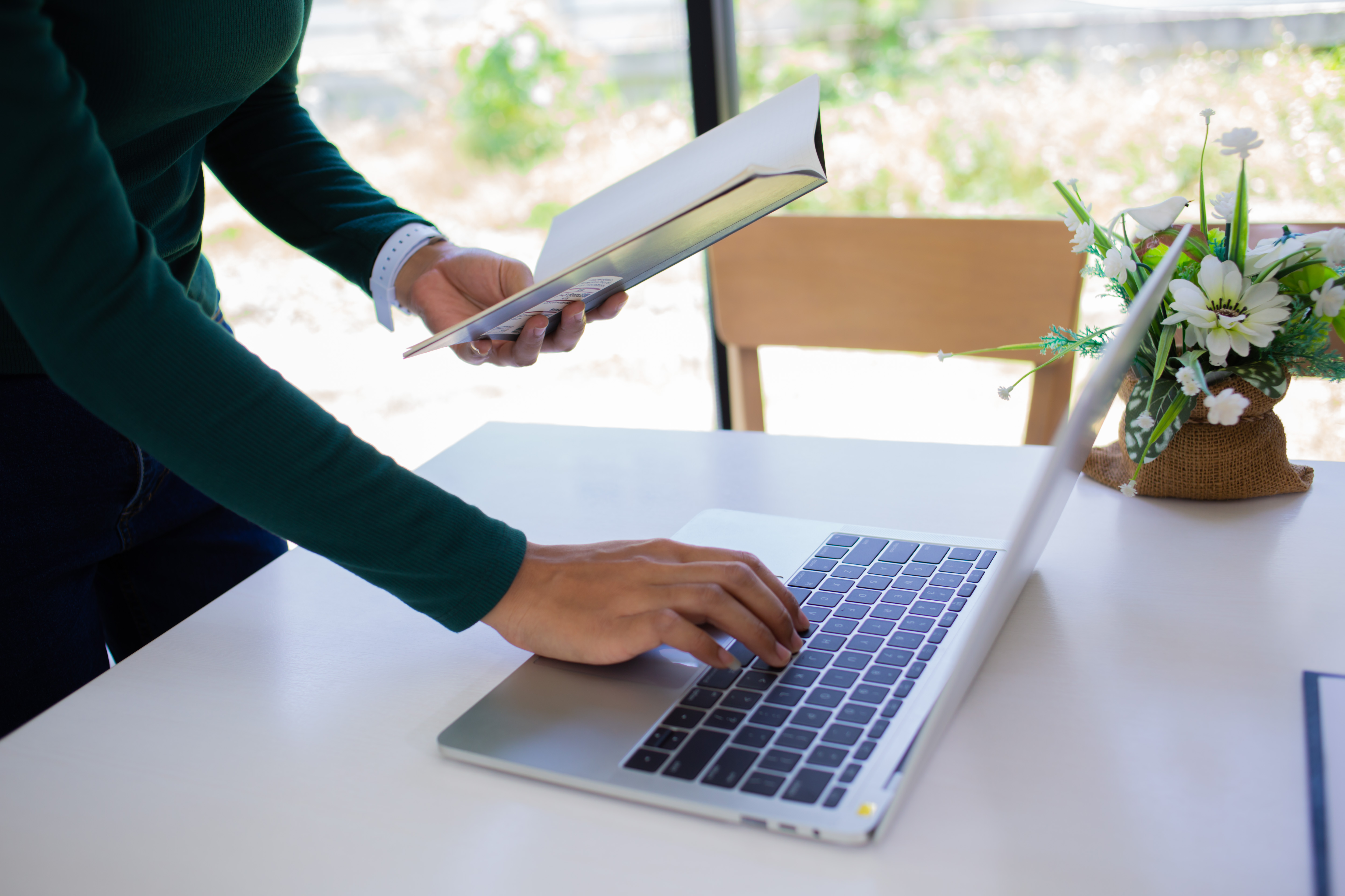 business-women-are-typing-meeting-minutes-for-presentation-to-ex