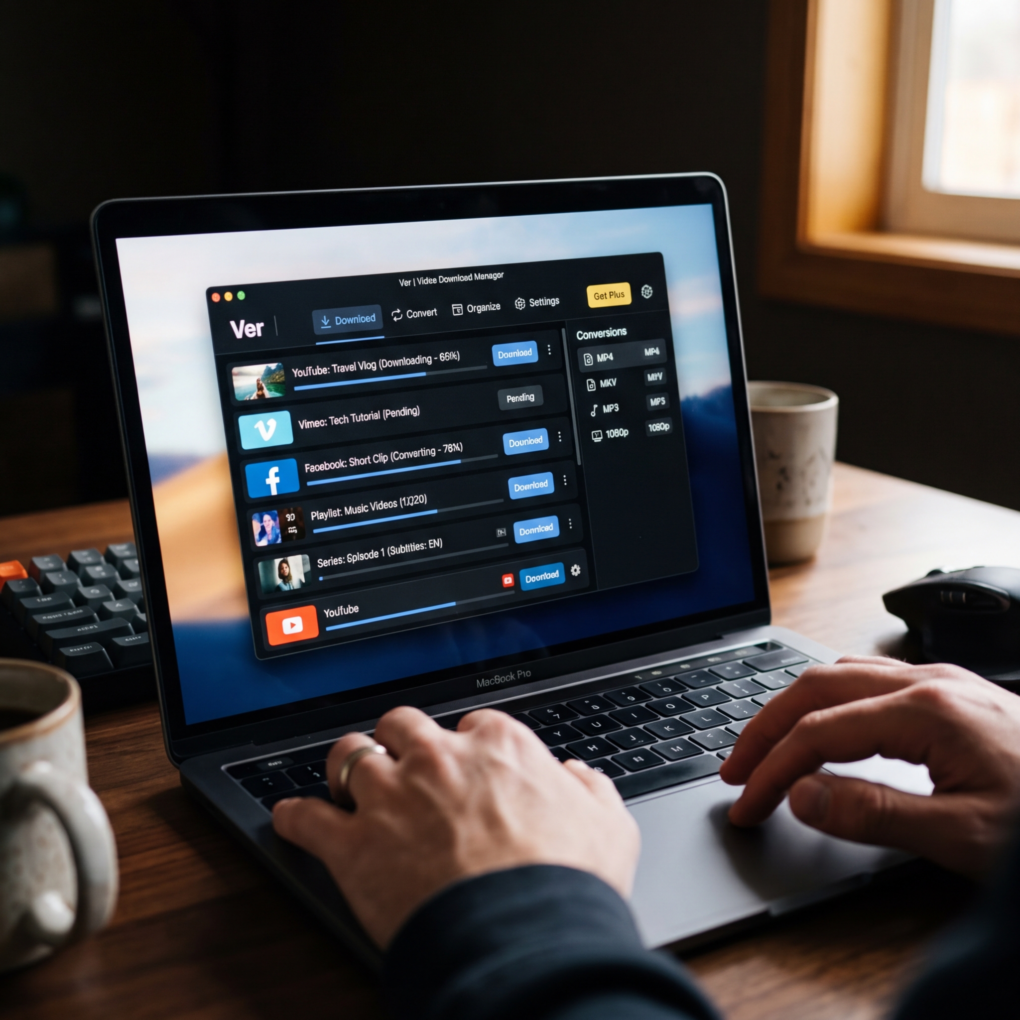 MacBook Pro mit Video Download Manager und Kaffee